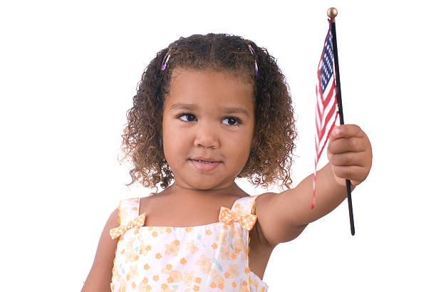девочка держит американский флаг - july 4 стоковые фото и изображения