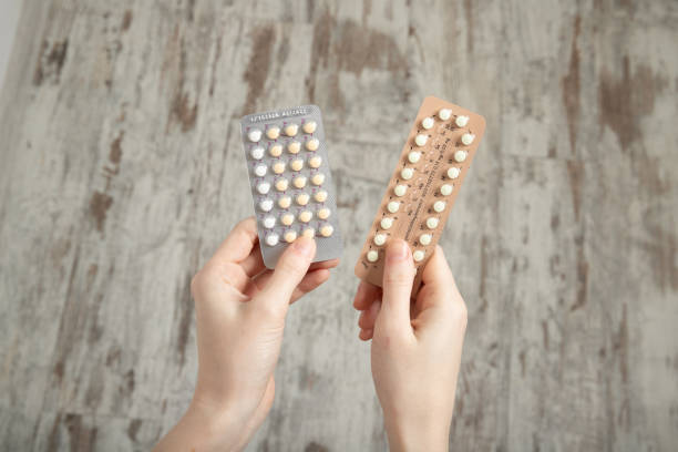 la fille tient des pillules de contrôle des naissances dans ses mains. contraception - pilule du lendemain photos et images de collection