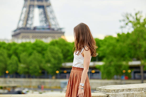 女の子 パリで、晴れた春や秋の日 ストックフォト