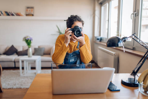 flicka fotograferar på sitt hemmakontor - fotografi bild bildbanksfoton och bilder