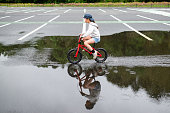水たまりで自転車に乗っている女の子