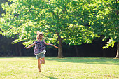 裸足で草原を走っている少女