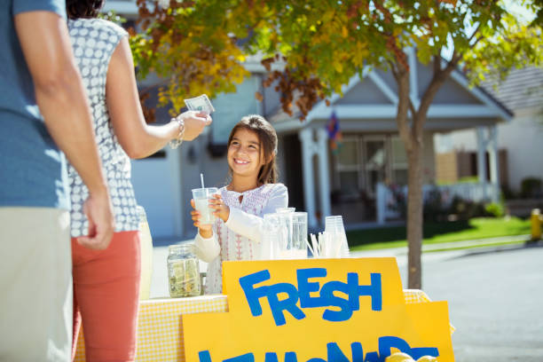 girl selling lemonade at lemonade stand - lemonade stand: 個照片及圖片檔