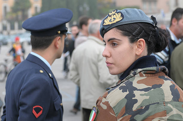 mädchen soldaten - italienisches militär stock-fotos und bilder