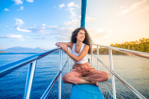 a girl standing at the bow yacht. - egeïsch turkije stockfoto's en -beelden