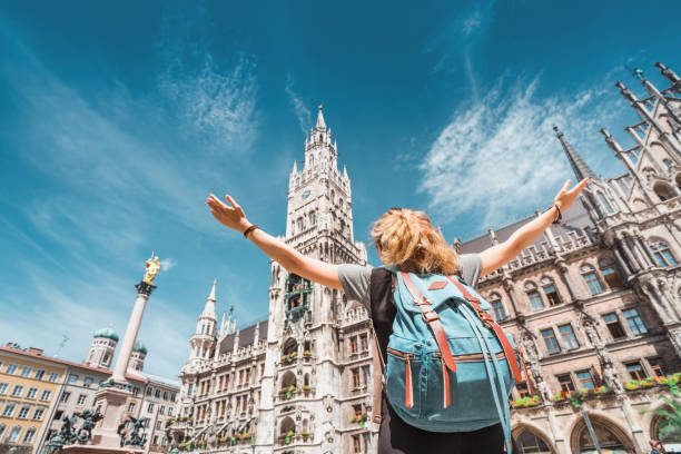 뮌헨의 올드 타운 홀의 고딕 양식의 건물의 웅장한 전망을 즐기는 소녀 관광 여행자. 독일 컨셉의 관광 과 탐험 - 뮌헨 뉴스 사진 이미지