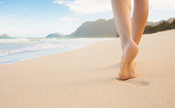girl walking on the beach - voeten in het zand stockfoto's en -beelden