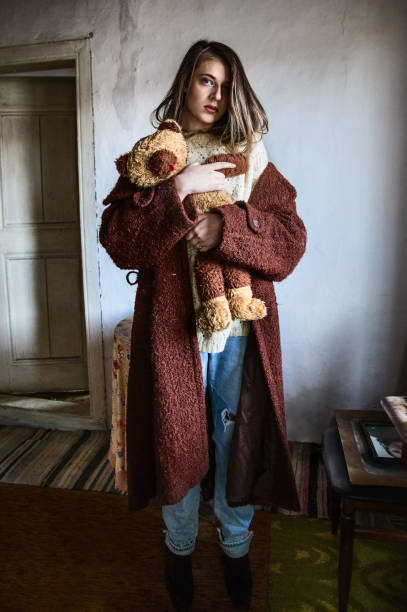 девушка с игрушкаю - teddy ray стоковые фото и изображения