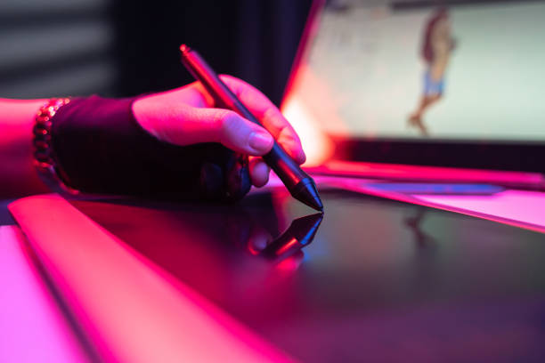 girl's hand van illustrator grafisch ontwerper werktekening met laptop extern toetsenbord tablet en digitale pen - grafische vormgever stockfoto's en -beelden