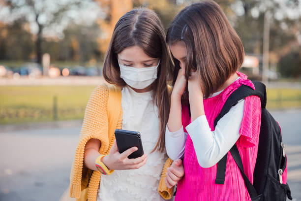 filles prenant le selfie avec le téléphone intelligent pendant la pandémie - smartphone car photos et images de collection
