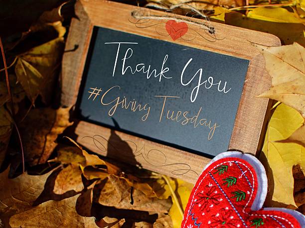 dando martes hashtag tarjeta de agradecimiento #givingtuesday - giving tuesday fotografías e imágenes de stock