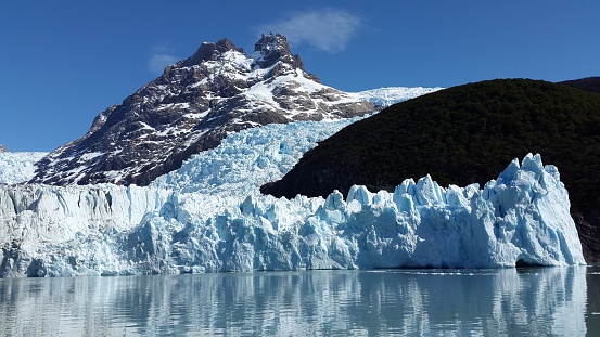 Contraste de colores y texturas reflejados en la belleza del glaciar