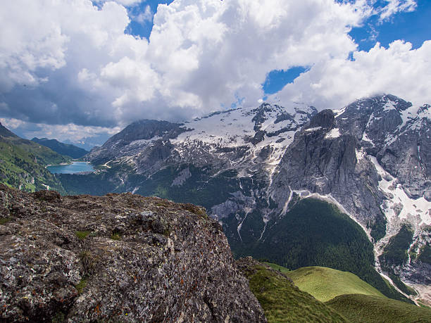 glacier мармолада и озеро federa в солнечный день, доломитовые альпы - marmolada стоковые фото и изображения