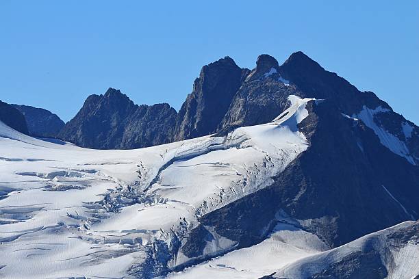 glacier mit großen gletscherspalten - triftgletscher stock-fotos und bilder