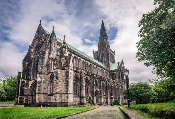 glasgow cathedral an einem bewölkten tag st.mungo - kathedrale stock-fotos und bilder