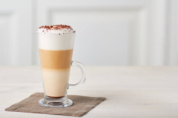 glazen kopje koffie latte op houten tafel - cappuccino stockfoto's en -beelden