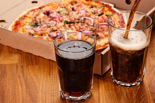 стакан кокса и пиццы - soda стоковые фото и изображения