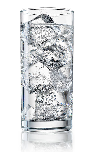 ガラスのミネラルウォーターに氷を入れます。クリッピングパス付き - 炭酸 ストックフォトと画像