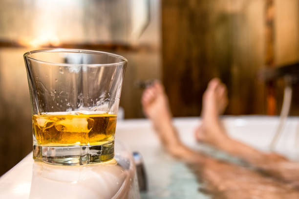 glas whisky och ben på badkar - ice bath bildbanksfoton och bilder