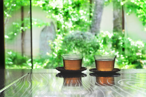 日本の伝統的な部屋のテーブルの上に日本茶のグラス - 和室 ストックフォトと画像