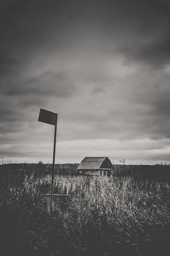 kasvetli depresif manzara terkedilmis evler ve bos alani tek renkli kiyameti kavrami yok stok fotograflar ahsap nin daha fazla resimleri istock