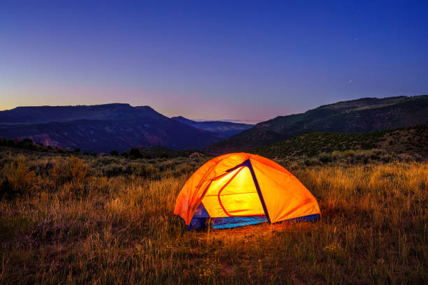 glowing tent with stars around polaris north star - outdoor activities in colorado  個照片及圖片檔