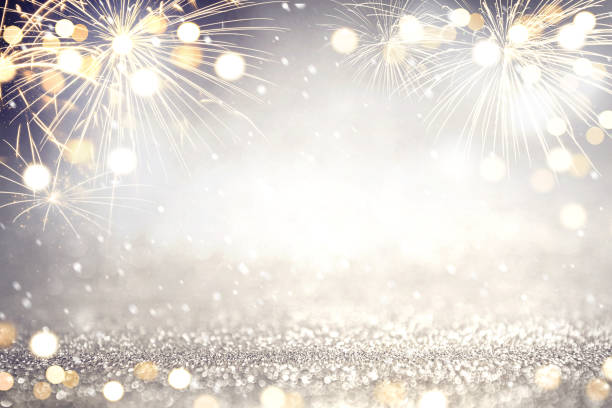 fuegos artificiales de oro y plata y bokeh en vísperas de año nuevo y copiar espacio. vacaciones de fondo abstractas. - new year fotografías e imágenes de stock