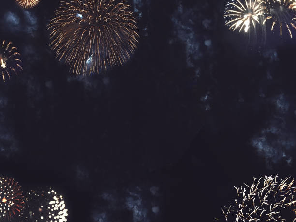 frontera de oro fuegos artificiales en el cielo de la noche - fireworks background fotografías e imágenes de stock