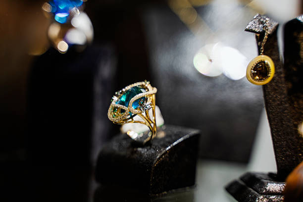 gouden juwelendiatwadwinkel met ringen en kettingen luxe de etalage van de winkelaanduiding showcase - diamant ring display stockfoto's en -beelden