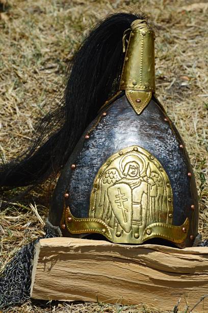 oro plateado decorativo medieval casco cónico con el peine de cola de caballo negro y relieve motivos cristianos eslavos - bills saints fotografías e imágenes de stock