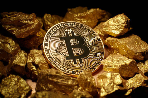 moneta bitcoin d'oro e tumulo d'oro - bitcoin foto e immagini stock