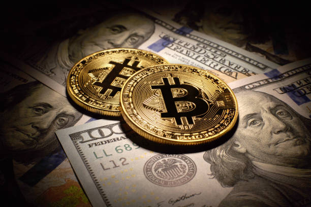 oro de bitcoins de monedas y billetes de dólar - bitcoin fotografías e imágenes de stock