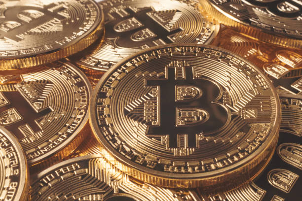 oro bitcoins. dinero virtual. - bitcoin fotografías e imágenes de stock