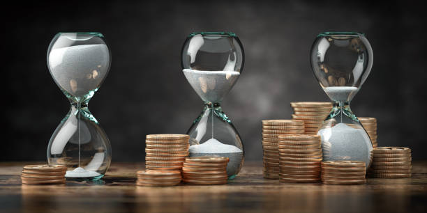 金貨と砂時計。投資収益率、預金、収入と貯蓄の成長、時間はお金の概念です。ビジネスの成功。3d イラスト - 配当金 ストックフォトと画像