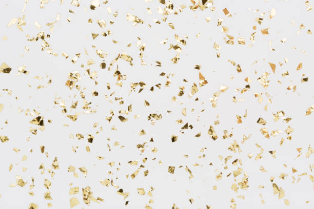 coriandoli dorati su sfondo bianco festa festiva o sfondo glitter per le vacanze - coriandoli oro foto e immagini stock