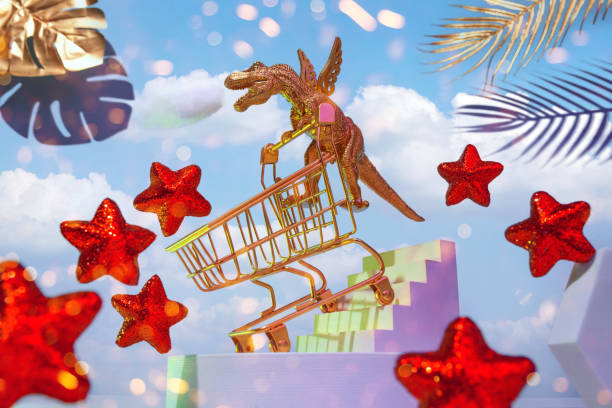 een gouden dinosaurus op vleugels met een karretje daalt de treden neer om te winkelen, rond de hemel, rode sterren, palmbladeren, het concept van een grote verkoop, zwarte vrijdag - dinosaur trees stockfoto's en -beelden