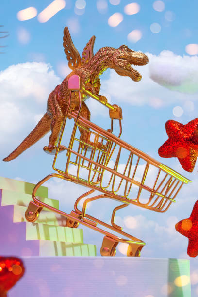 een gouden dinosaurus op vleugels met een karretje daalt de treden neer om te winkelen, rond de hemel, rode sterren, palmbladeren, het concept van een grote verkoop, zwarte vrijdag - dinosaur trees stockfoto's en -beelden