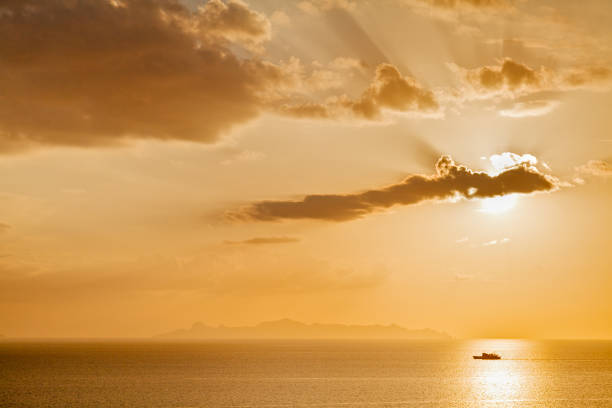 a golden hour scenic of sundown withe sunbeam through the cloud , thailand - zl imagens e fotografias de stock