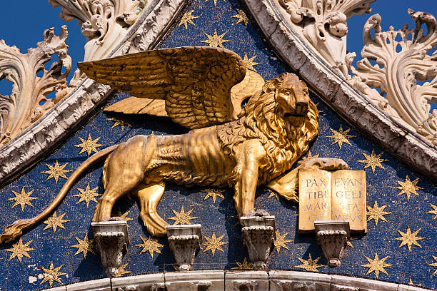 leão de ouro de são marco na cidade de veneza - golden lion imagens e fotografias de stock