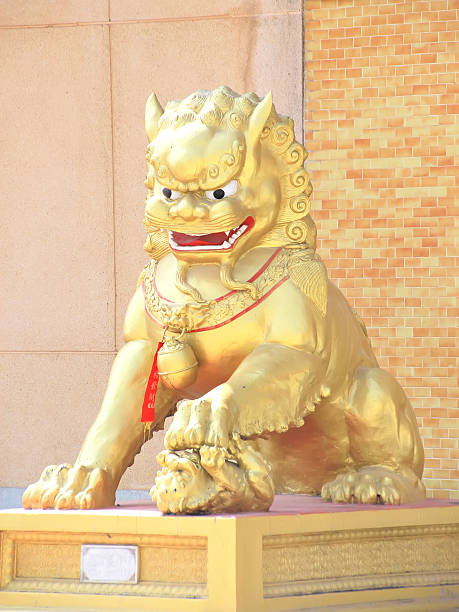 estátua de leão dourado - golden lion imagens e fotografias de stock