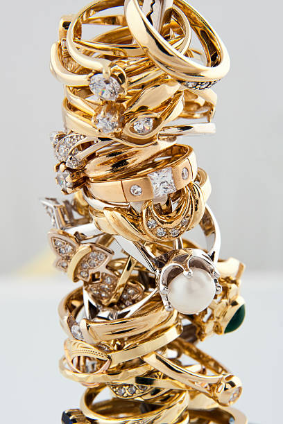 golden rings collection - diamant ring display stockfoto's en -beelden