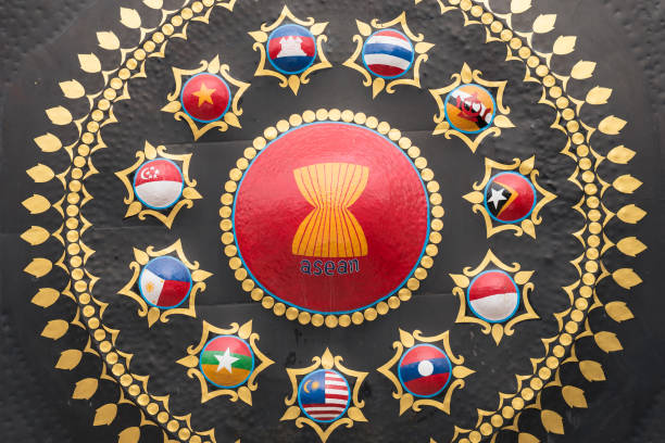 プノンペンの加盟国の旗を持つ asean のゴング - クメール 写真 ストックフォトと画像