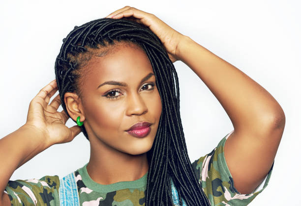 prachtige sierlijke jonge afrikaanse vrouw - hair braid stockfoto's en -beelden