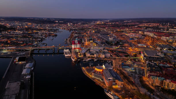 göteborgs stads skyline flygvy under blå timmen - göteborg city bildbanksfoton och bilder