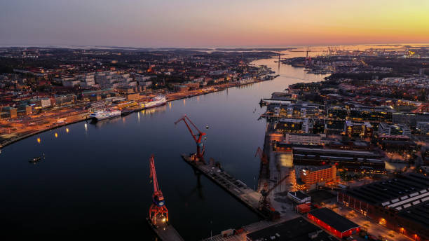 göteborgs stads skyline flygvy under gyllene timmen - göteborg city bildbanksfoton och bilder