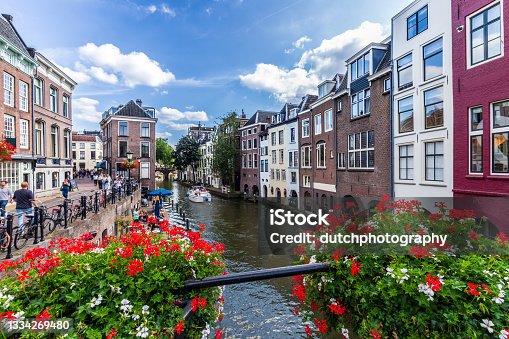 istock Grachten van Utrecht en architectuur in de zomer, Nederland 1334269480