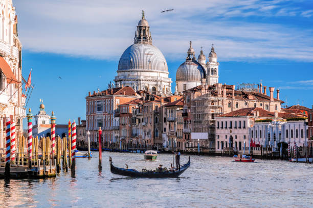 canal grande con gondola a venezia - venezia foto e immagini stock