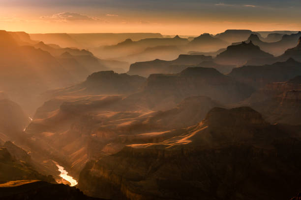 グランドキャニオンサウスリム、コロラド川日没時 – アリゾナ州、アメリカ合衆国 - 景勝地 写真 ストックフォトと画像