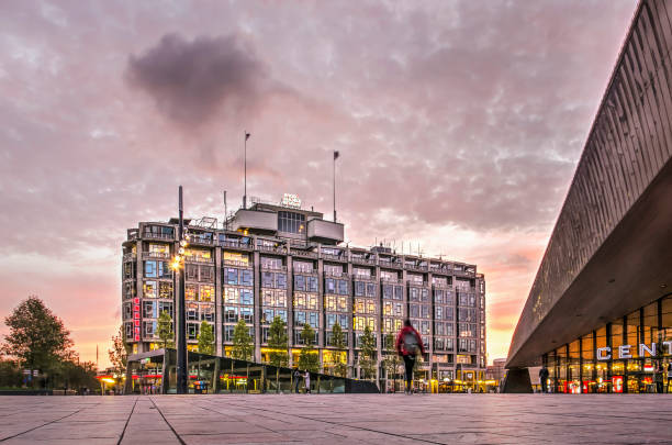 grand trade building en het centraal station - rotterdam station stockfoto's en -beelden