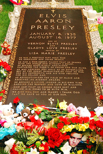 grave of elvis presley, graceland, memphis, tn - elvis presley stok fotoğraflar ve resimler
